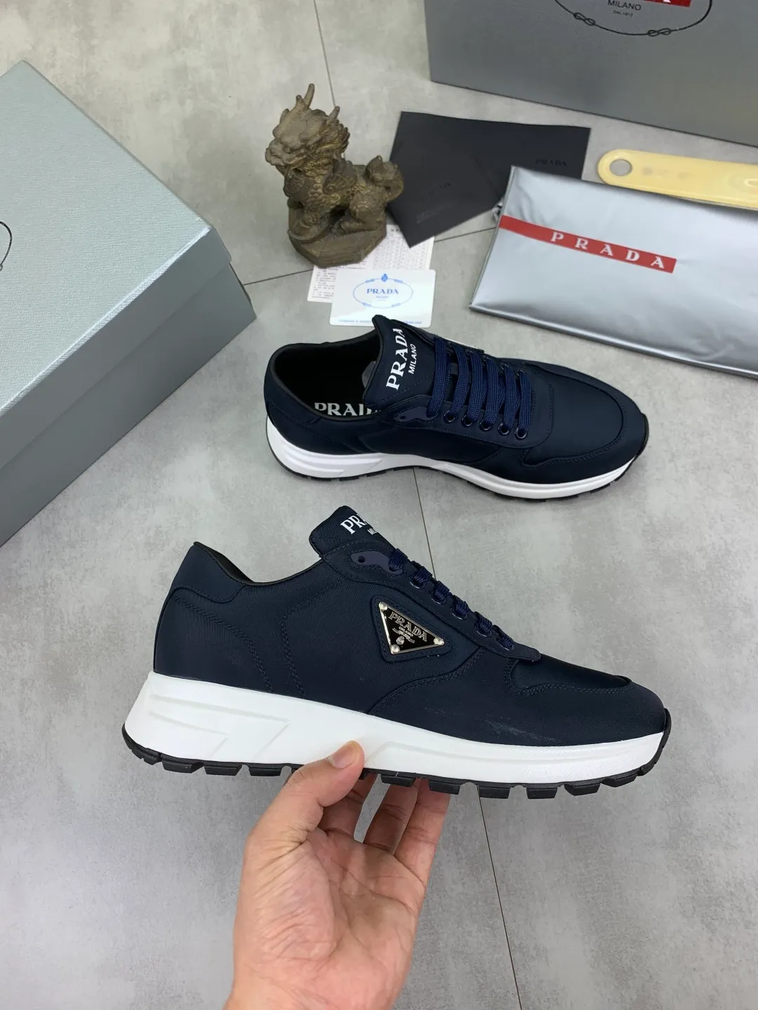 Men's shoes 💰P540 new (higher version) new PRADA (Prada) classic models are on the market at the same time, new men's shoes, 😘fabrics are selected from original imported calfskin. First layer of imported cowhide lining. The original version is awesome! 👍🏿Original open-molded non-slip PU outsole, with exquisite lines, simple and elegant, super comfortable and classy on foot, suitable for leisure travel. Code number: 38-45 (46 customized) 3️⃣ colors available